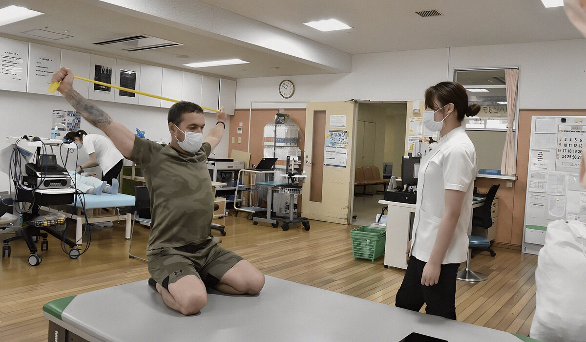 Ігор Холодило — реабілітація в Японії, стретчинг